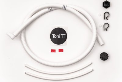 2) Geruchshemmender Schlauch  Das Toni TT Set wird mit einem hochwertigen, geruchshemmenden Schlauch geliefert, der speziell für den Sanitäreinsatz geeignet ist.